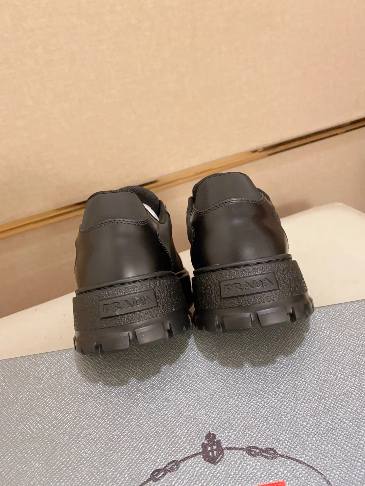 Men's shoes 💰 580💰 ✔️✔️✔️Higher version High-quality new PRADA (Prada) counters are launched simultaneously. The new men's shoes and 😘 fabrics are made of high-tech glue-spraying technology. Lining: Full cowhide lining. 👍🏿 High-end ☄️ Air-cushion molded anti-slip foam outsole, exquisite lines, simple and elegant, comfortable and high-end for leisure travel. Code number: 38 to 44 (45 can be customized and cannot be returned or exchanged)